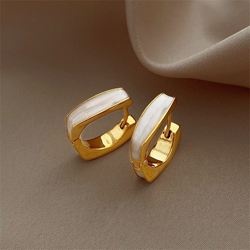 Boucles d’oreilles géométriques carrées simples et raffinées
