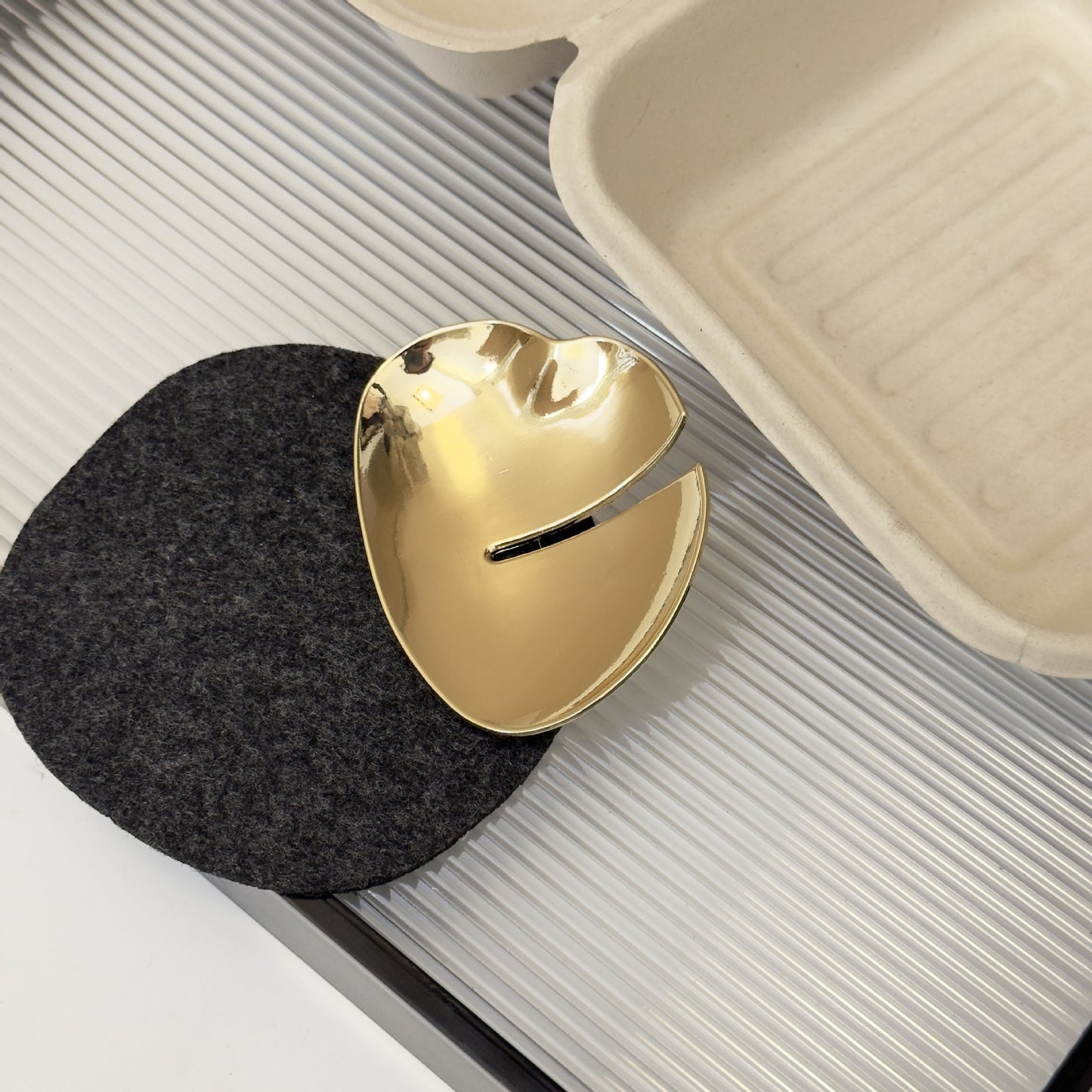 Broche Chic Luxe Léger – Versions Or et Argent